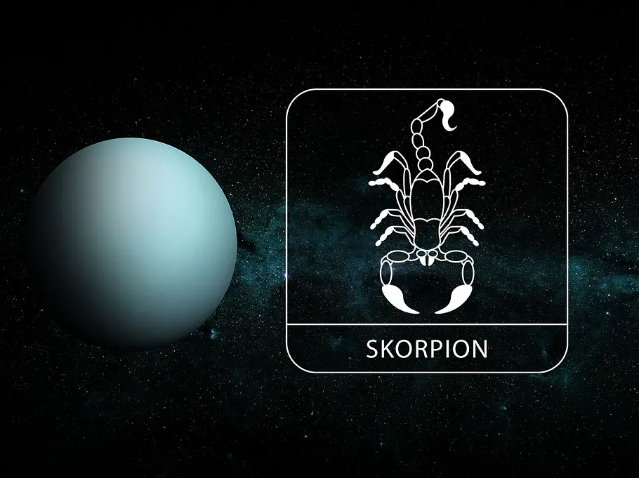 Sternzeichen Skorpion neben Planet Uranus vor dunklem Hintergrund
