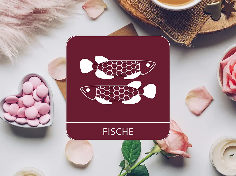 Sternzeichen Symbol Fische vor einem Hintergrund mit einer Rose, Kerzen und Süßigkeiten