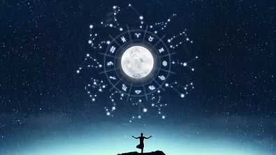 Yoga-Silhouette auf einem Berg, über ihr ein Horoskopkreis am Himmel. - Foto: bymuratdeniz/iStock Yoga-Silhouette auf einem Berg, über ihr ein Horoskopkreis am Himmel. - Foto: bymuratdeniz/iStock