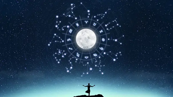 Yoga-Silhouette auf einem Berg, über ihr ein Horoskopkreis am Himmel. - Foto: bymuratdeniz/iStock Yoga-Silhouette auf einem Berg, über ihr ein Horoskopkreis am Himmel. - Foto: bymuratdeniz/iStock