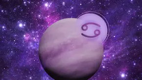 Planet Venus vor einer strahlenden, lilafarbenen Galaxie und dem Symbol des Sternzeichens Krebs. - Foto: Astrowoche.de & iStock (dottedhippo+sololos) Planet Venus vor einer strahlenden, lilafarbenen Galaxie und dem Symbol des Sternzeichens Krebs. - Foto: Astrowoche.de & iStock (dottedhippo+sololos)