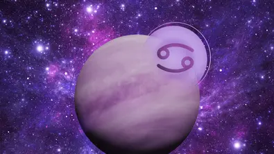 Planet Venus vor einer strahlenden, lilafarbenen Galaxie und dem Symbol des Sternzeichens Krebs. - Foto: Astrowoche.de & iStock (dottedhippo+sololos) Planet Venus vor einer strahlenden, lilafarbenen Galaxie und dem Symbol des Sternzeichens Krebs. - Foto: Astrowoche.de & iStock (dottedhippo+sololos)