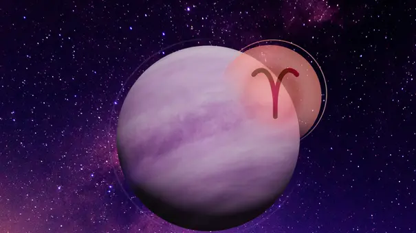 Planet Venus und das Symbol des Widders vor einer strahlenden, lilafarbenen Galaxie - Foto: Collage mit Astrowoche.de und dottedhippo/iStock, Mohwet/AdobeStock