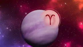 Planet Venus und das Symbol des Wassermanns vor einer roten Galaxie - Foto: Artikelbild und Social Media: Astrowoche.de & iStock (dottedhippo, Egor Suvorov)