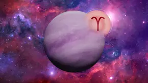 Das Bild zeigt eine Grafik von Planet Venus mit dem Zeichen des Sternzeichens Widder vor einem kosmischen lila-roten Hintergrund.  - Foto: Astrowoche.de & iStock (dottedhippo & MARIIA VASILEVA)
