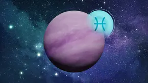 Das Bild zeigt eine Grafik des Planeten Venus mit dem Symbol des Sternzeichens Fische vor einem kosmischen Hintergrund.  - Foto: Astrowoche.de & iStock (dottedhippo + Sharamand)