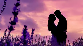 Verliebtes Paar in einem Lavendelfeld im Sonnenuntergang - Foto: Лариса Лазебная / AdobeStock (Generiert mit KI) Verliebtes Paar in einem Lavendelfeld im Sonnenuntergang - Foto: Лариса Лазебная / AdobeStock (Generiert mit KI)