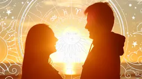 Ein Paar am Strand umgeben von astrologischen Symbolen - Foto: Collage mit AdobeStock (Antonioguillem, Salomi art) und Astrowoche.de Ein Paar am Strand umgeben von astrologischen Symbolen - Foto: Collage mit AdobeStock (Antonioguillem, Salomi art) und Astrowoche.de