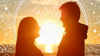 Ein Paar am Strand umgeben von astrologischen Symbolen - Foto: Collage mit AdobeStock (Antonioguillem, Salomi art) und Astrowoche.de