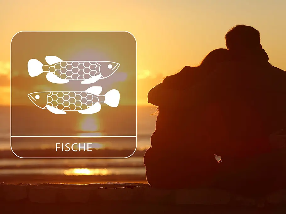Sternzeichen Fische neben einem Paar am Strand