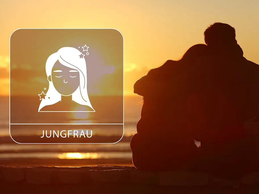 Sternzeichen Jungfrau neben einem Paar am Strand
