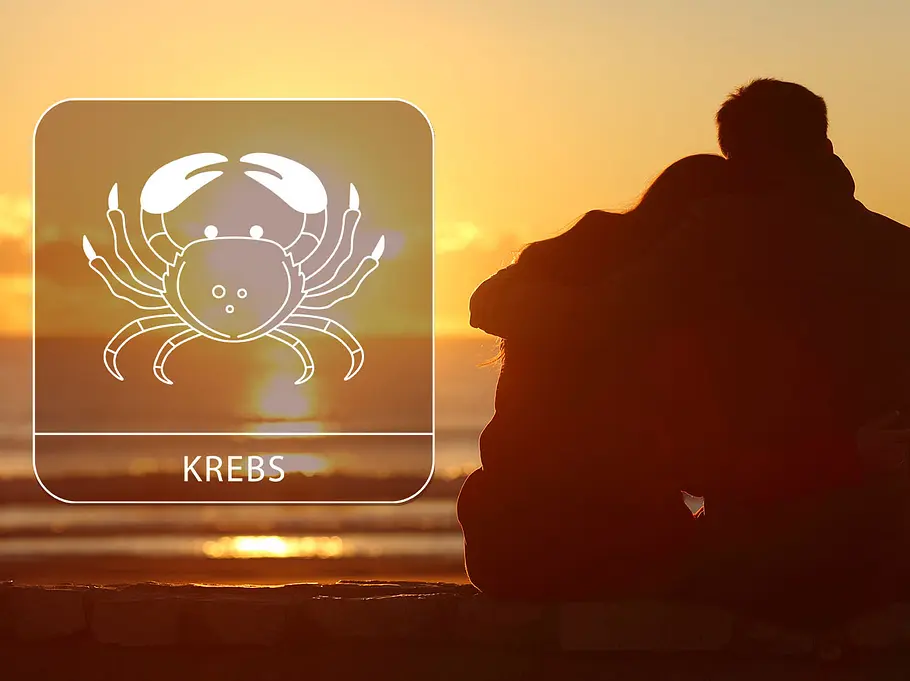 Sternzeichen Krebs neben einem Paar am Strand