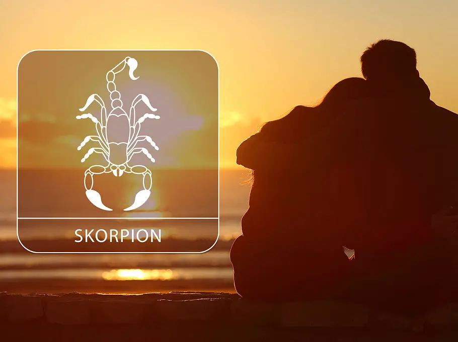 Sternzeichen Skorpion neben einem Paar am Strand