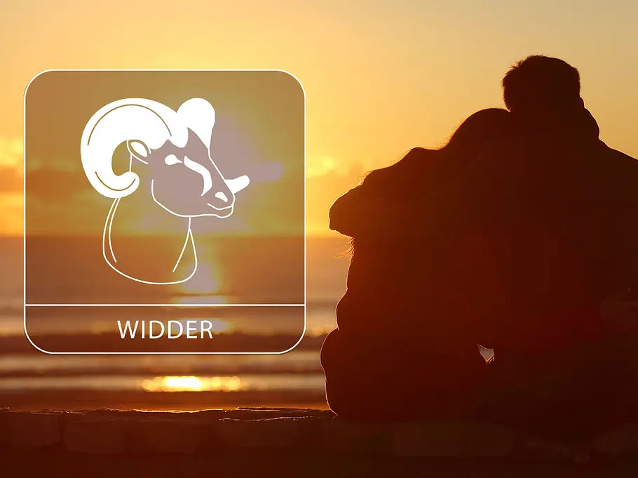 Sternzeichen Widder neben einem Paar am Strand