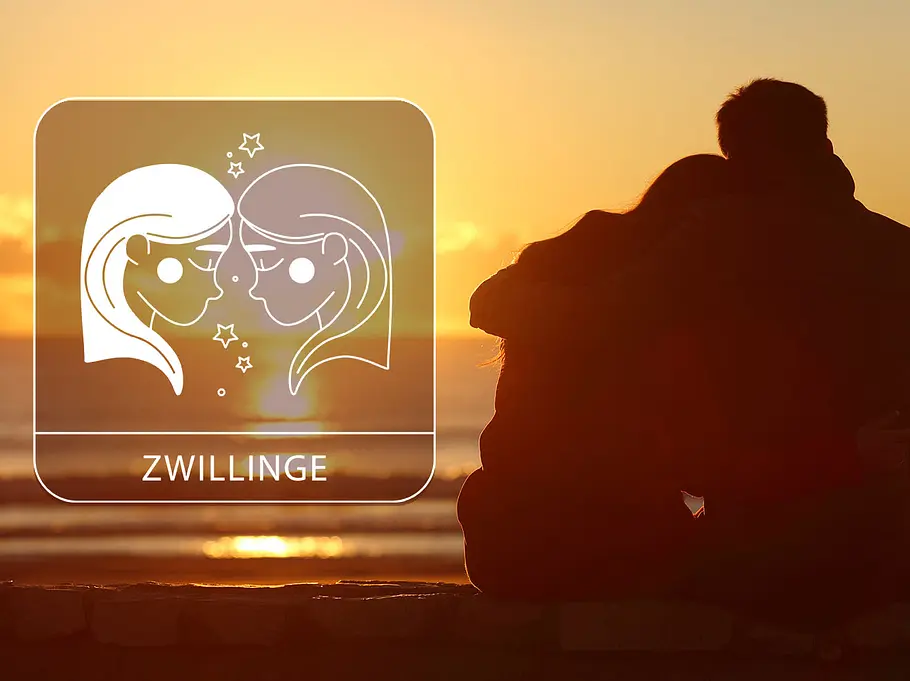 Sternzeichen Zwillinge neben einem Paar am Strand