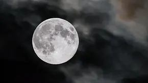 Vollmond am bewölkten Nachthimmel - Foto: Kesu01/iStock Vollmond am bewölkten Nachthimmel - Foto: Kesu01/iStock