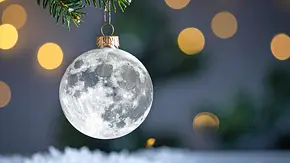 Ein Vollmond als Weihnachtskugel - Foto: AdobeFirefly (generiert mit KI) Ein Vollmond als Weihnachtskugel - Foto: AdobeFirefly (generiert mit KI)