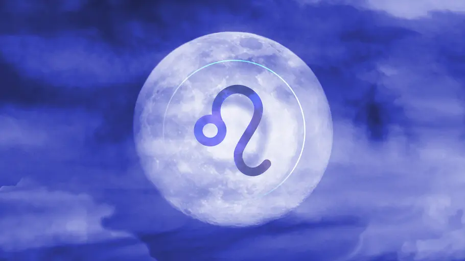 Der Vollmond und das Sternzeichen Löwe zwischen blauen Wolken.