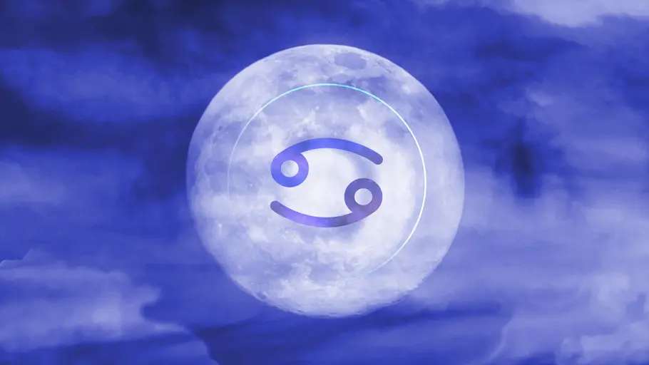 Symbol des Krebses auf einem Vollmond vor einem blauen Hintergrund