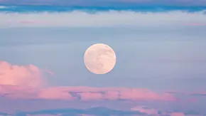 Vollmond an einem blau und rosa gefärbten Himmel - Foto: istock/Dmitry Potashkin Vollmond an einem blau und rosa gefärbten Himmel - Foto: istock/Dmitry Potashkin