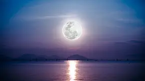 Vollmond über dem Meer - Foto: iStock / kdshutterman Vollmond über dem Meer - Foto: iStock / kdshutterman