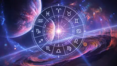 Ein weißer Tierkreis mit zwölf Sternzeichensymbolen leuchtet vor Planeten und einem Sternennebel in Blau und Violett. - Foto: Collage mit MDSanaullah/AdobeStock und Astrowoche.de, KI generiert