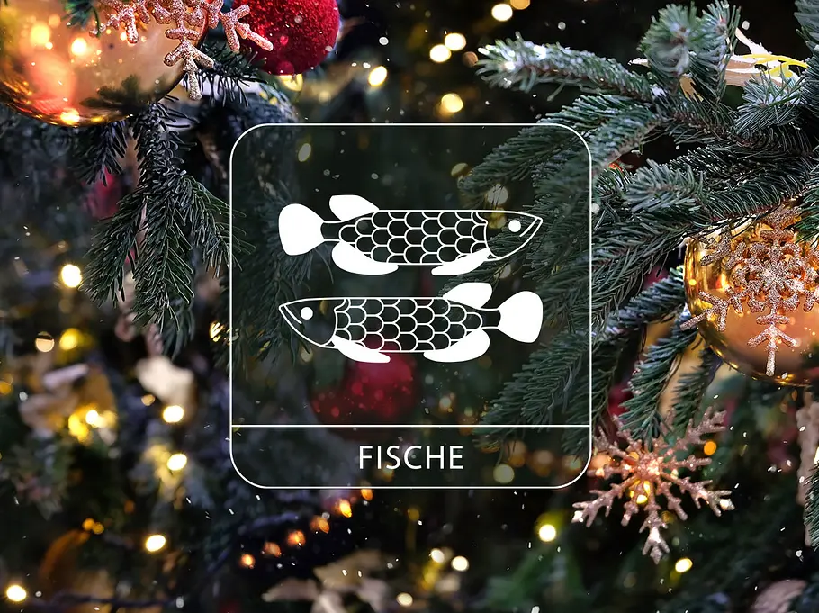 Sternzeichen Fische vor einem Weihnachtsbaum