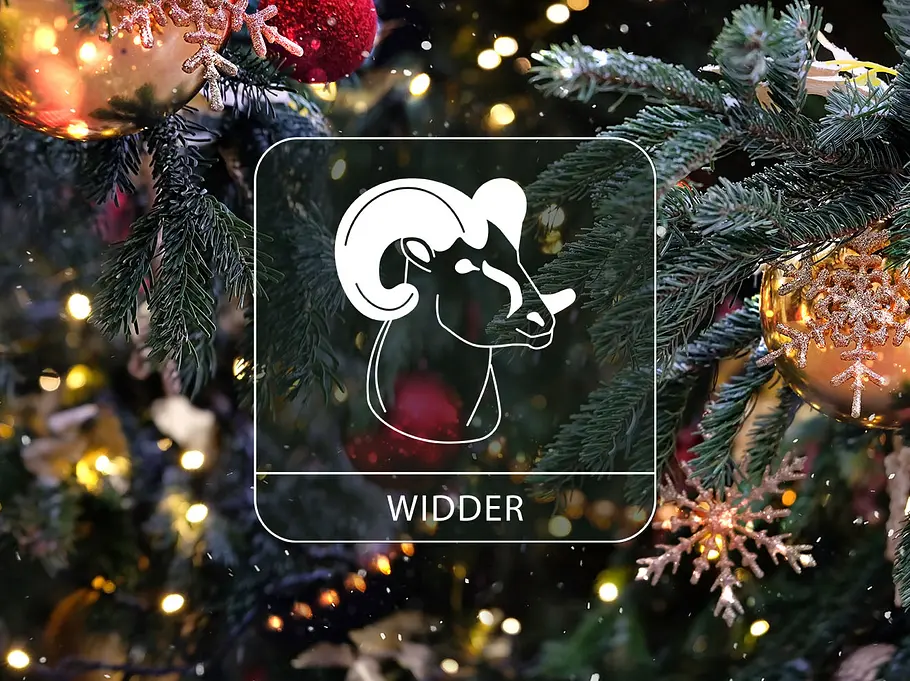 Sternzeichen Widder vor einem Weihnachtsbaum